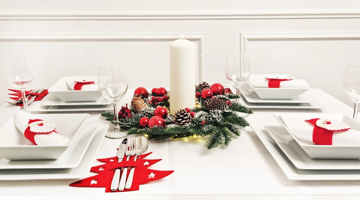 Wciąż modne drewniane ozdoby choinkowe i stroiki świąteczne – udekoruj dom z gustem!